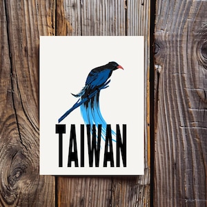 Puede incluir: Un estampado que presenta un pájaro azul estilizado con cabeza negra y pico rojo, posado en una rama. La palabra "TAIWAN" está impresa en letras negras en negrita debajo del pájaro. La obra de arte está sobre un fondo crema.