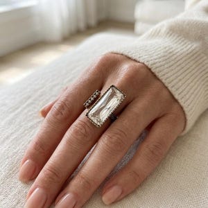 Anillo vintage con cristal rectangular de bronce, diseño llamativo y ajustable.