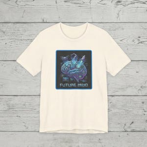 Könnte beinhalten: Eine weiße Keramik-Tasse mit schwarzem Henkel und dem Text "But First, Coffee" in schwarzer, handschriftlicher Schrift. Die Tasse steht auf einer weißen Oberfläche.