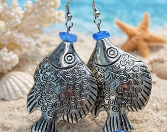 Silberne Fisch-Ohrringe mit blauen Akzenten - Küstenschmuck, vom Ozean inspirierte Ohrringe