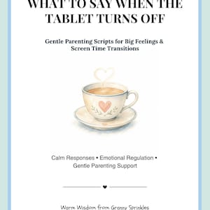 Puede incluir: Portada de libro con borde azul claro, título: « WHAT TO SAY WHEN THE TABLET TURNS OFF ». Ilustración acuarela de una taza de té con un corazón sobre un platillo. El texto promueve guiones parentales suaves.