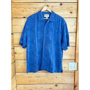 Camisa de campamento Boundary Bay para hombre, azul, 100% seda jacquard con medallón, talla grande, color dorado vintage.