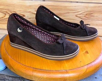 Zapatos de tacón de cuña vintage Roxy Marilyn de ante marrón con estampado de lunares rosas, estilo Mary Jane, talla 8.5.