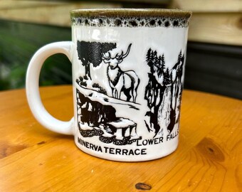 Vintage Yellowstone National Park souvenirmok wit zwart 3D-reliëf aardewerk