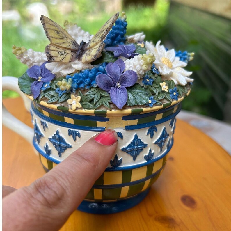 Caja de baratijas vintage MacKenzie-Childs Aurora con diseño floral y mariposas, 2002. imagen 12