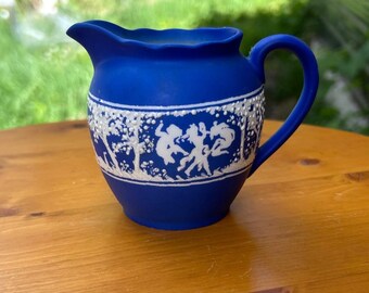 Vintage Sylvan Jasper Creamer kan kobaltblauw wit reliëf John Tams Ltd