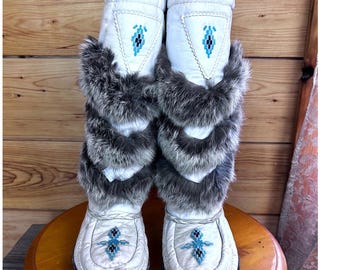 Botas Mukluk vintage indígenas hechas a mano de cuero blanco con piel de conejo y cuentas, Canadá
