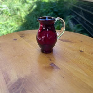 Vintage Tranbärsglas Miniatyrkanna Liten Rubinröd Handblåst Liten Gräddkanna