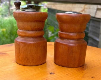 Vintage teakhouten zoutvaatje en pepermolenset bruine moderne keuken uit het midden van de eeuw