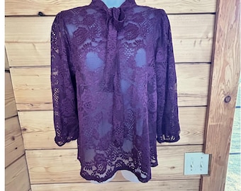 Blusa vintage morada de encaje floral con cuello anudado, top de manga larga transparente color ciruela