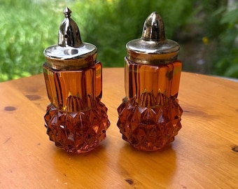 Vintage amberglas zout- en pepervaatjes oranje set uit het midden van de eeuw retro