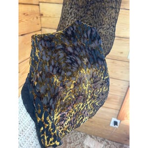 Puede incluir: Un letrero de madera rústico con el texto "Welcome to our home" en letras blancas. El letrero presenta un acabado envejecido y un diseño sencillo y acogedor, perfecto para la decoración de la puerta principal.