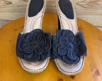 Sandalias planas de plataforma Born Crown de piel negra con estampado floral y roseta, talla 8, color rosa.