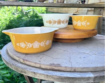 Juego de cazuelas apilables Vintage Butterfly Gold de vidrio opalino amarillo Pyrex Retr