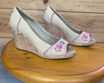 Sandalias de cuña de corcho con bordado floral y lino para mujer de TOMS, color marrón claro y rosa, talla 6.5, 10010551