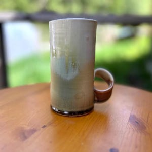 Tazza da latte vintage in ceramica, alta, color crema, realizzata a mano in gres, Mel Pottery.