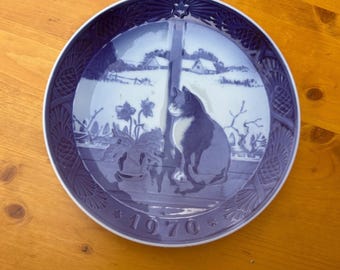 Vintage bord met kerstroos en kat blauwwit 7,25" Royal Copenhagen Cottagecore