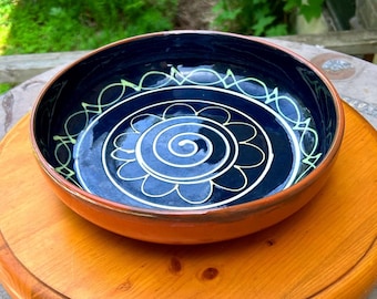 Vintage terracotta kom grote kobaltblauwe handgeschilderde aardewerk rood aardewerk volkskunst