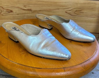 Mules vintage plateadas metalizadas con cordones, punta afilada y tacón bajo, fabricadas en Francia, talla 8 M.