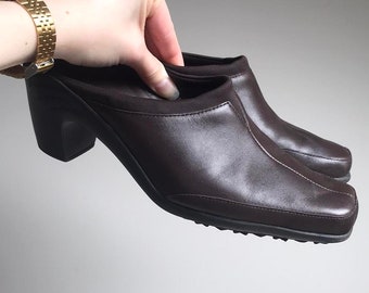 Vintage 90s Square Toe Leather Womens 8.5 Slides Slip Ons Mules Clogs Aerosoles Y2K 1990s Minimal Brown Tread Lug Chunky Cyberpunk Cottage
