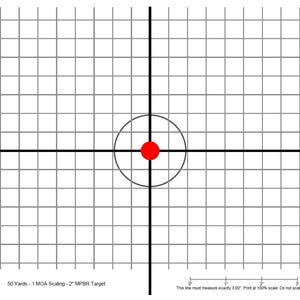 Pode incluir: Um alvo com um padrão de grade, uma mira preta e um ponto vermelho no centro. Um círculo cinza envolve o ponto vermelho. O texto na parte inferior diz "50 Yards - 1 MOA Scaling - 2" MPBR Target". Texto adicional afirma que a linha deve medir exatamente 7,62 cm.