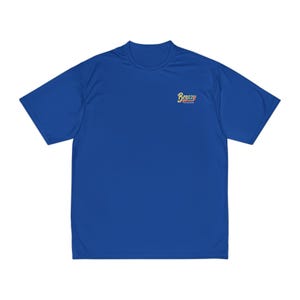 Può includere: T-shirt blu reale a maniche corte con scollo tondo. La maglietta presenta la parola "Brozzy" in un carattere colorato e stilizzato sul petto in alto a sinistra. La maglietta è realizzata in un materiale leggero.