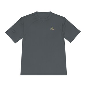 Può includere: T-shirt grigio antracite a maniche corte con scollo tondo. La maglietta presenta un piccolo logo colorato "Breezy" sul petto a sinistra. Realizzata in materiale leggero e traspirante.