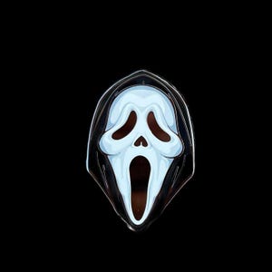 Puede incluir: Un pin de la máscara de Scream con una cara blanca, capucha negra y boca abierta. El pin tiene un contorno plateado sobre un fondo negro. La máscara es un icono de película de terror.