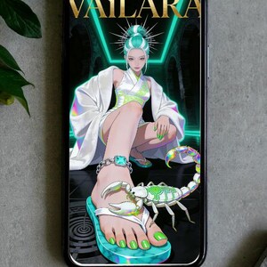 Może przedstawiać: Smartfon wyświetlający cyfrową grafikę. Grafika przedstawia kobietę w białym stroju ze skorpionem i tekstem "VAILARA". Kobieta ma na sobie turkusową bransoletkę na kostkę i sandały. Tło jest ciemne z neonowymi zielonymi akcentami.