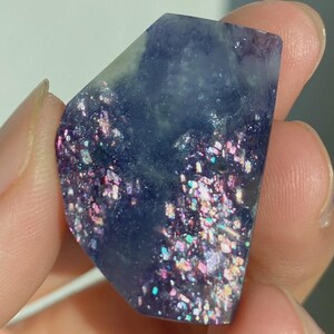 Blauvioletter, blutunterlaufener Iolith in Freiform, Iolith-Sonnensteinplattenkristall Bild 4