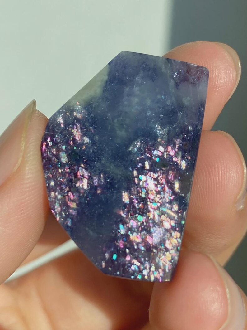 Blauvioletter, blutunterlaufener Iolith in Freiform, Iolith-Sonnensteinplattenkristall Bild 4