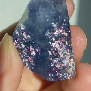Blauvioletter, blutunterlaufener Iolith in Freiform, Iolith-Sonnensteinplattenkristall Bild 2