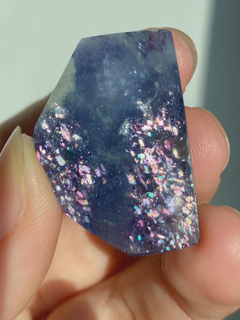 Blauvioletter, blutunterlaufener Iolith in Freiform, Iolith-Sonnensteinplattenkristall Bild 2