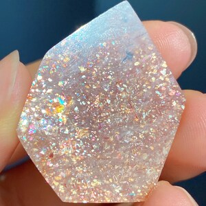 Regenbogenfarbener Arusha-Sonnenstein, Freiform, Gold-Sonnenkristall-Exemplar