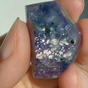 Blauvioletter, blutunterlaufener Iolith in Freiform, Iolith-Sonnensteinplattenkristall Bild 3