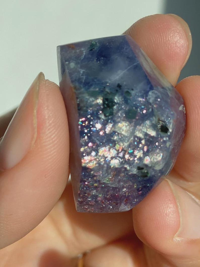 Blauvioletter, blutunterlaufener Iolith in Freiform, Iolith-Sonnensteinplattenkristall Bild 3