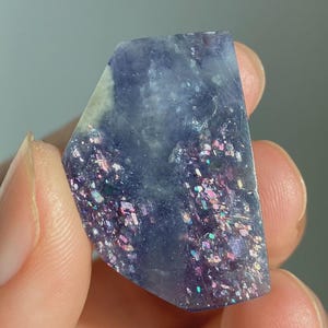 Blauvioletter, blutunterlaufener Iolith in Freiform, Iolith-Sonnensteinplattenkristall Bild 5