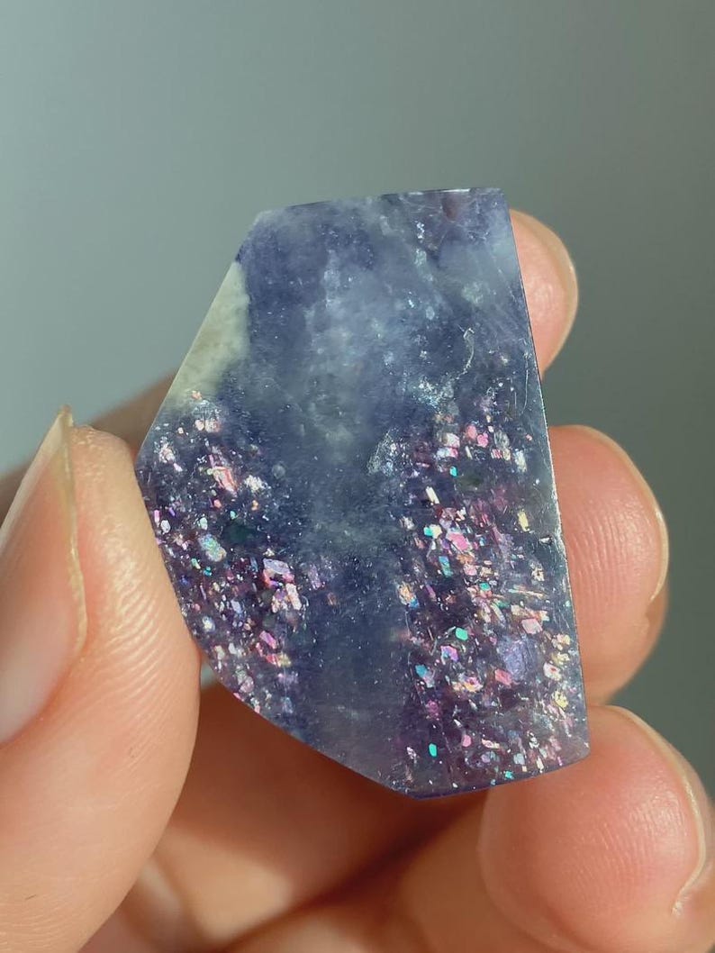 Blauvioletter, blutunterlaufener Iolith in Freiform, Iolith-Sonnensteinplattenkristall Bild 5