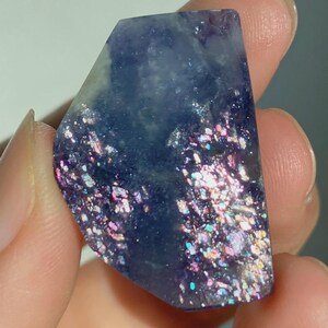 Blauvioletter, blutunterlaufener Iolith in Freiform, Iolith-Sonnensteinplattenkristall Bild 6