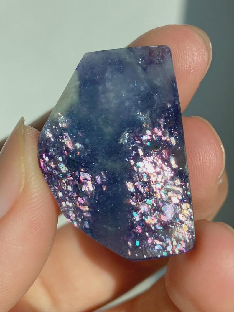 Blauvioletter, blutunterlaufener Iolith in Freiform, Iolith-Sonnensteinplattenkristall Bild 6