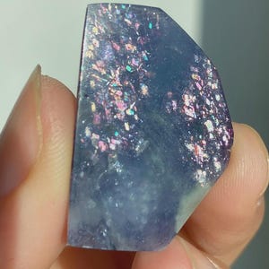 Blauvioletter, blutunterlaufener Iolith in Freiform, Iolith-Sonnensteinplattenkristall Bild 1