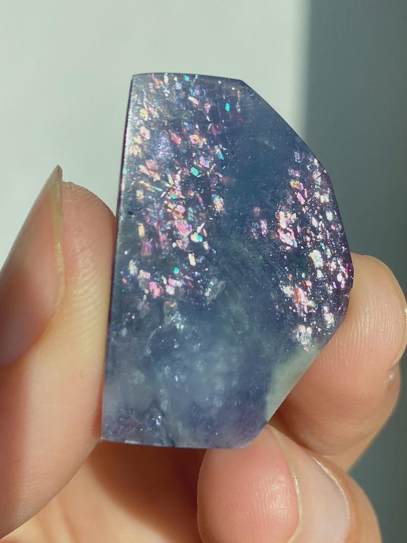 Blauvioletter, blutunterlaufener Iolith in Freiform, Iolith-Sonnensteinplattenkristall Bild 1