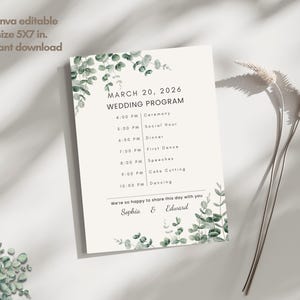 Könnte beinhalten: Ein Hochzeitsprogramm mit cremefarbenem Hintergrund, das einen Zeitplan für den 20. März 2026 enthält. Das Programm enthält den Text "Wedding Program" und die Veranstaltungszeiten. Eukalyptusblatt-Illustrationen zieren die Ober- und Unterseite. Der Text "Canva editierbar Größe 12.7x17.8 cm. Sofort-Download" steht oben.