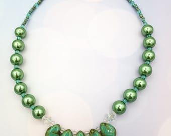 Collar de perlas de vidrio verde y turquesas