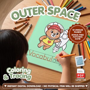 Könnte beinhalten: Ein Mal- und Nachspurbuch mit dem Titel OUTER SPACE mit hellgrünem Einband, das einen braunen Bären im Raumanzug und eine Rakete zeigt. Die Seite enthält das Wort Vocabulary in gepunkteten Linien. Enthält ein PDF-Symbol und 13 UNIQUE PAGES.