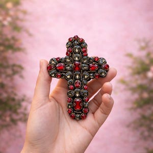 Parche de cruz sagrada con cristales de color rojo rubí / Aplique religioso hecho a mano