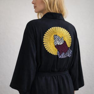 Parche termoadhesivo con lentejuelas de manos en oración / Aplique religioso grande con halo dorado para espalda de chaqueta / Decoración bordada de inspiración católica para ropa