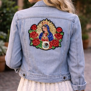 Może przedstawiać: Zestaw trzech ceramicznych kubków z nakrapianym, matowym wykończeniem. Kubki są w odcieniach kremu, jasnoszarym i ciemnoszarym. Każdy kubek ma prosty, minimalistyczny design.