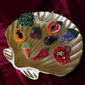 Parche de frutas con cuentas / Colección de apliques bordados hechos a mano / Parche de cereza, uva, papaya, pimiento y zanahoria con pedrería