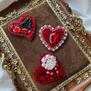 Parche de corazón con cuentas rojas / Aplicación de bordado de perlas y lentejuelas / Pieza romántica llamativa / Detalle de moda hecho a mano para chaquetas o bolsos